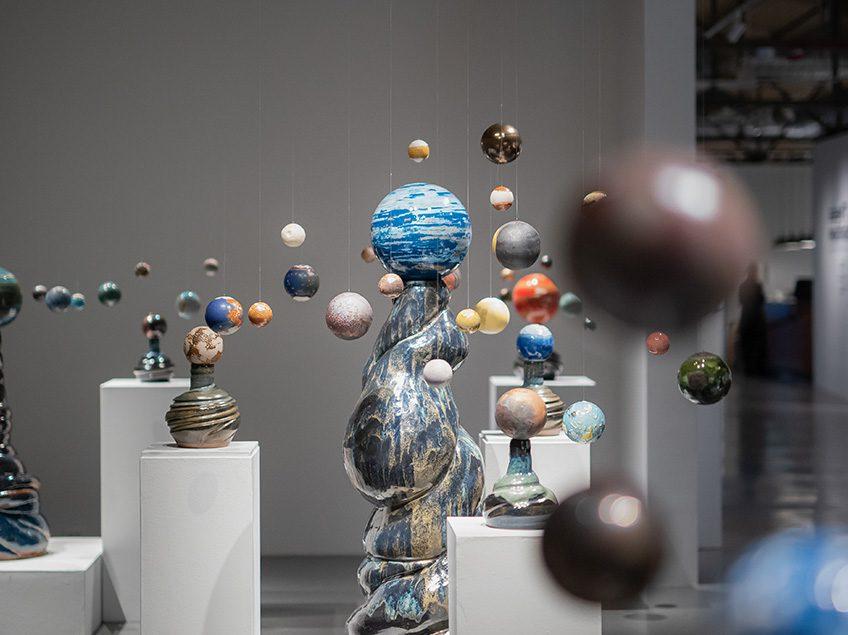 让人联想到太阳系的雕塑, 每个球都用不同的釉料装饰，围绕着最高的球体.